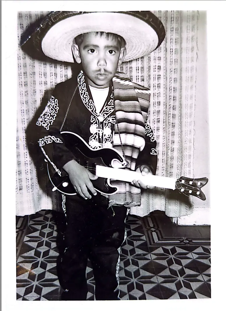 Andrew J. disfrazado de mexicano.